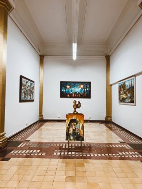 Medellin, Antioquia, Kolombiya. 8 Mart 2024: Ulusal saray alışveriş merkezindeki sanat odaları.