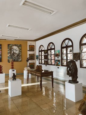 Medellin, Antioquia, Kolombiya. 8 Mart 2024: Ulusal saray alışveriş merkezindeki sanat odaları.