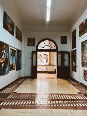 Medellin, Antioquia, Kolombiya. 8 Mart 2024: Ulusal saray alışveriş merkezindeki sanat odaları.