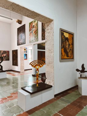 Medellin, Antioquia, Kolombiya. 8 Mart 2024: Ulusal saray alışveriş merkezindeki sanat odaları.