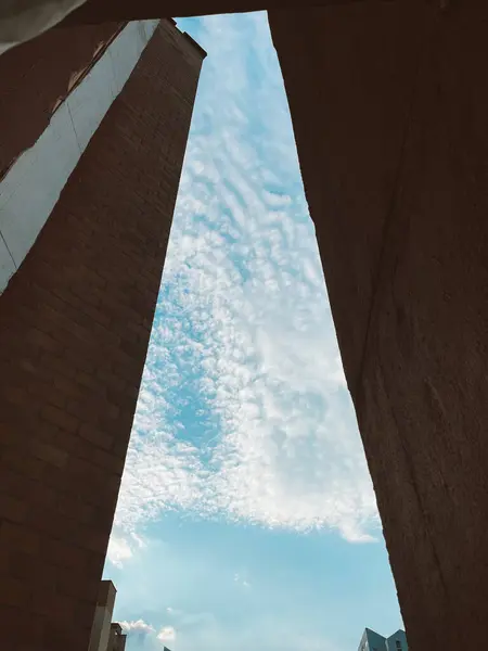 哥伦比亚安蒂奥基亚麦德林的浮云和蓝天 — 图库照片