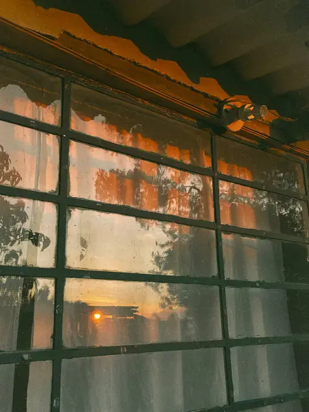 Reflet Soleil Heure Dorée Sur Une Fenêtre — Photo