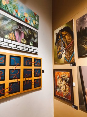 Medellin, Antioquia, Kolombiya. 8 Mart 2024: Ulusal saray alışveriş merkezindeki sanat odaları.