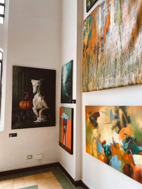 Medellin, Antioquia, Kolombiya. 8 Mart 2024: Ulusal saray alışveriş merkezindeki sanat odaları.