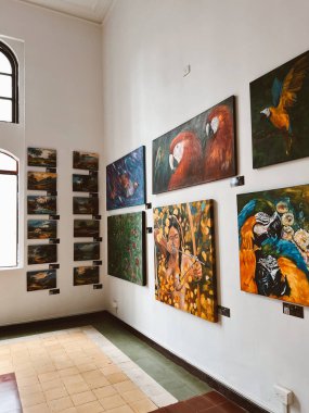 Medellin, Antioquia, Kolombiya. 8 Mart 2024: Ulusal saray alışveriş merkezindeki sanat odaları.
