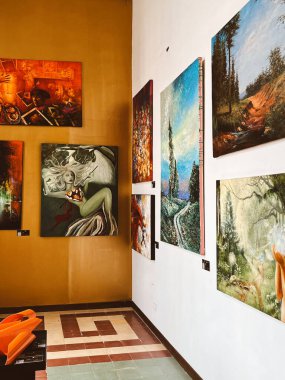 Medellin, Antioquia, Kolombiya. 8 Mart 2024: Ulusal saray alışveriş merkezindeki sanat odaları.
