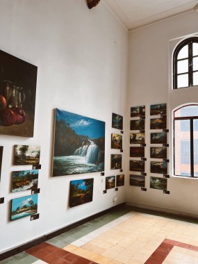 Medellin, Antioquia, Kolombiya. 8 Mart 2024: Ulusal saray alışveriş merkezindeki sanat odaları.