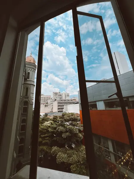 メデリン アンティオキャオ コロンビア 2024年3月8日 宮殿の窓からの市内中心部の眺め — ストック写真