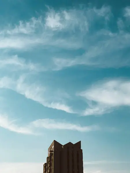 窓から見える雲と青空の形をした空 メデリン アンティオキャオ コロンビア — ストック写真