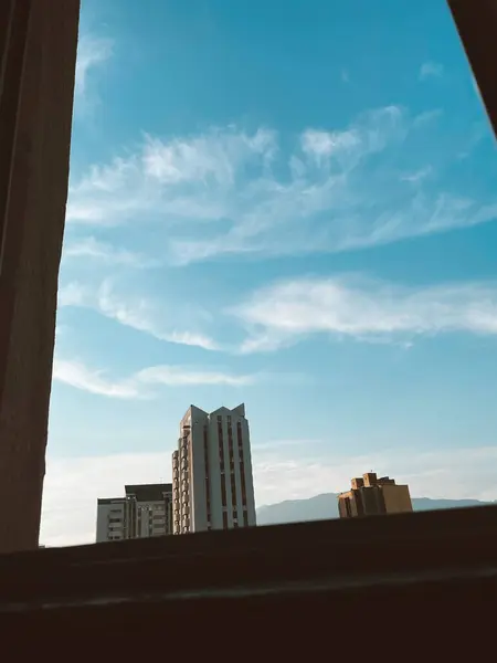 窓から見える雲と青空の形をした空 メデリン アンティオキャオ コロンビア — ストック写真
