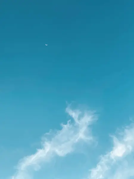 arkaplanda ay ve gökyüzünde bulutlar.