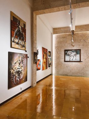 Medellin, Antioquia, Kolombiya. 8 Mart 2024: Ulusal saray alışveriş merkezindeki sanat odaları.