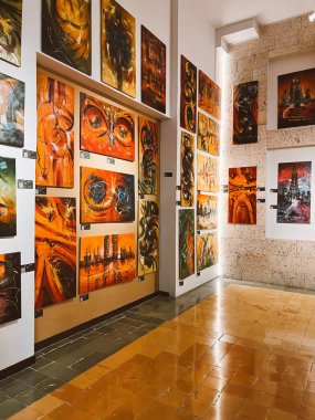 Medellin, Antioquia, Kolombiya. 8 Mart 2024: Ulusal saray alışveriş merkezindeki sanat odaları.