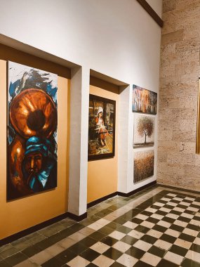 Medellin, Antioquia, Kolombiya. 8 Mart 2024: Ulusal saray alışveriş merkezindeki sanat odaları.