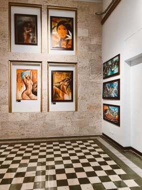 Medellin, Antioquia, Kolombiya. 8 Mart 2024: Ulusal saray alışveriş merkezindeki sanat odaları.