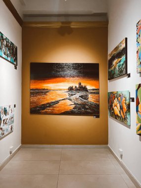 Medellin, Antioquia, Kolombiya. 8 Mart 2024: Ulusal saray alışveriş merkezindeki sanat odaları.