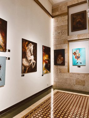 Medellin, Antioquia, Kolombiya. 8 Mart 2024: Ulusal saray alışveriş merkezindeki sanat odaları.