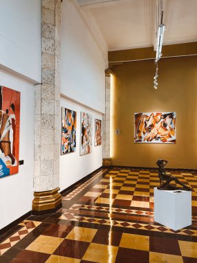 Medellin, Antioquia, Kolombiya. 8 Mart 2024: Ulusal saray alışveriş merkezindeki sanat odaları.