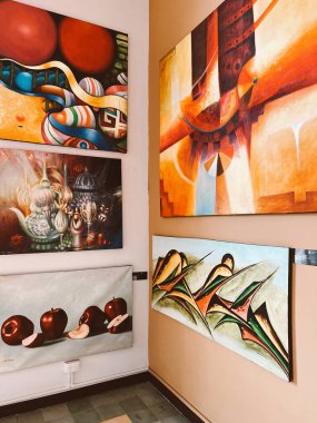 Medellin, Antioquia, Kolombiya. 8 Mart 2024: Ulusal saray alışveriş merkezindeki sanat odaları.