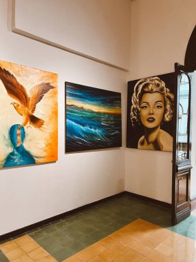 Medellin, Antioquia, Kolombiya. 8 Mart 2024: Ulusal saray alışveriş merkezindeki sanat odaları.