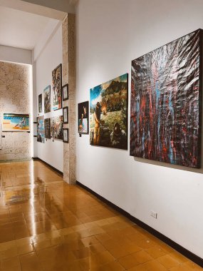 Medellin, Antioquia, Kolombiya. 8 Mart 2024: Ulusal saray alışveriş merkezindeki sanat odaları.