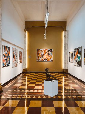 Medellin, Antioquia, Kolombiya. 8 Mart 2024: Ulusal saray alışveriş merkezindeki sanat odaları.