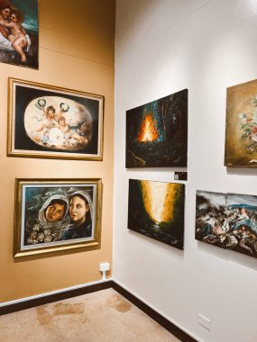 Medellin, Antioquia, Kolombiya. 8 Mart 2024: Ulusal saray alışveriş merkezindeki sanat odaları.