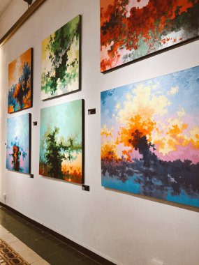 Medellin, Antioquia, Kolombiya. 8 Mart 2024: Ulusal saray alışveriş merkezindeki sanat odaları.