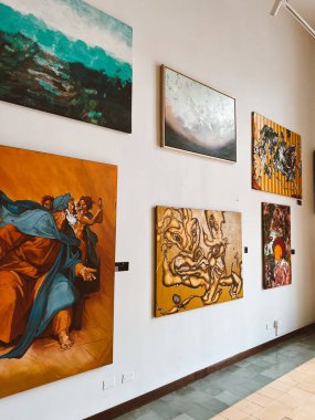 Medellin, Antioquia, Kolombiya. 8 Mart 2024: Ulusal saray alışveriş merkezindeki sanat odaları.