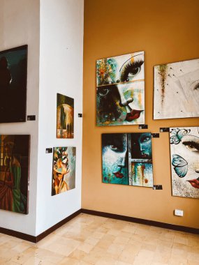 Medellin, Antioquia, Kolombiya. 8 Mart 2024: Ulusal saray alışveriş merkezindeki sanat odaları.