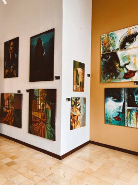 Medellin, Antioquia, Kolombiya. 8 Mart 2024: Ulusal saray alışveriş merkezindeki sanat odaları.