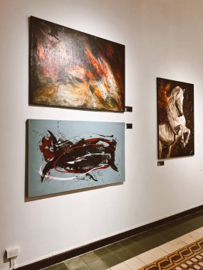 Medellin, Antioquia, Kolombiya. 8 Mart 2024: Ulusal saray alışveriş merkezindeki sanat odaları.