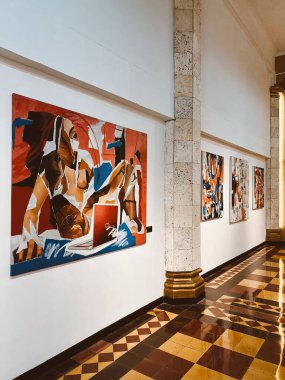 Medellin, Antioquia, Kolombiya. 8 Mart 2024: Ulusal saray alışveriş merkezindeki sanat odaları.