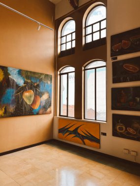 Medellin, Antioquia, Kolombiya. 8 Mart 2024: Ulusal saray alışveriş merkezindeki sanat odaları.