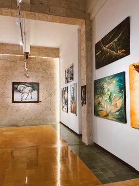 Medellin, Antioquia, Kolombiya. 8 Mart 2024: Ulusal saray alışveriş merkezindeki sanat odaları.