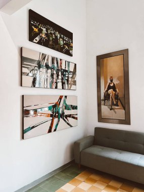 Medellin, Antioquia, Kolombiya. 8 Mart 2024: Ulusal saray alışveriş merkezindeki sanat odaları.