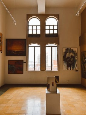 Medellin, Antioquia, Kolombiya. 8 Mart 2024: Ulusal saray alışveriş merkezindeki sanat odaları.