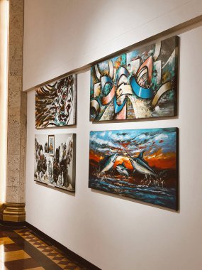 Medellin, Antioquia, Kolombiya. 8 Mart 2024: Ulusal saray alışveriş merkezindeki sanat odaları.