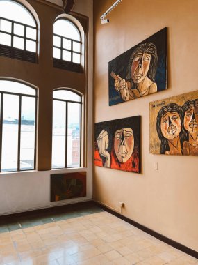Medellin, Antioquia, Kolombiya. 8 Mart 2024: Ulusal saray alışveriş merkezindeki sanat odaları.