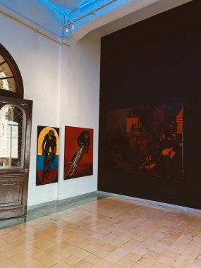 Medellin, Antioquia, Kolombiya. 8 Mart 2024: Ulusal saray alışveriş merkezindeki sanat odaları.