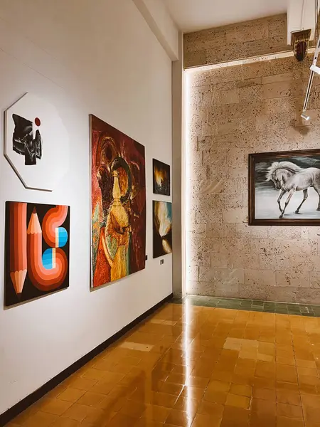 Medellin, Antioquia, Kolombiya. 8 Mart 2024: Ulusal saray alışveriş merkezindeki sanat odaları.