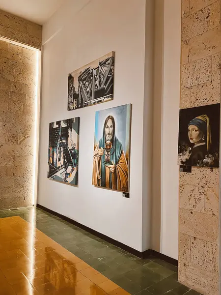 Medellin, Antioquia, Kolombiya. 8 Mart 2024: Ulusal saray alışveriş merkezindeki sanat odaları.