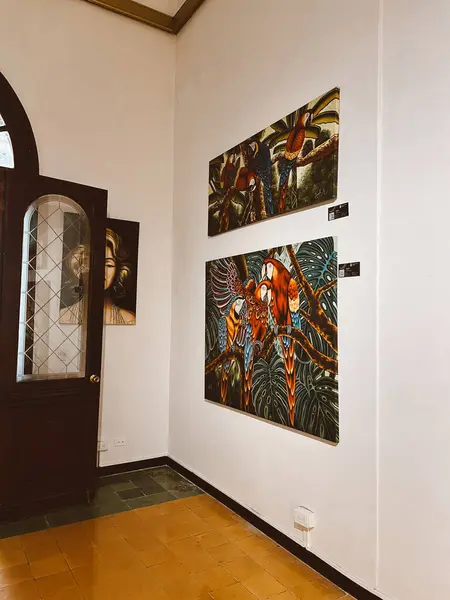 Medellin, Antioquia, Kolombiya. 8 Mart 2024: Ulusal saray alışveriş merkezindeki sanat odaları.