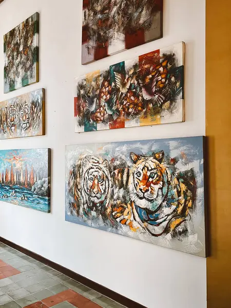 Medellin, Antioquia, Kolombiya. 8 Mart 2024: Ulusal saray alışveriş merkezindeki sanat odaları.