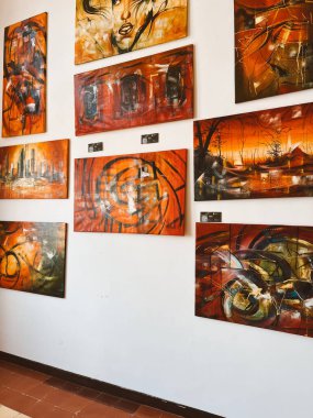 Medellin, Antioquia, Kolombiya. 8 Mart 2024: Ulusal saray alışveriş merkezindeki sanat odaları.