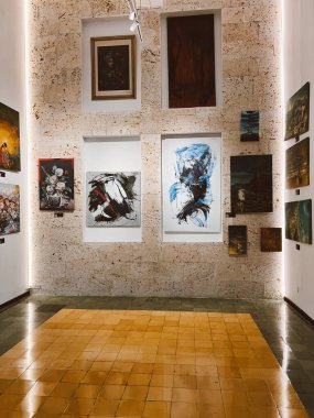 Medellin, Antioquia, Kolombiya. 8 Mart 2024: Ulusal saray alışveriş merkezindeki sanat odaları.