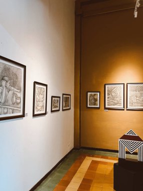 Medellin, Antioquia, Kolombiya. 8 Mart 2024: Ulusal saray alışveriş merkezindeki sanat odaları.