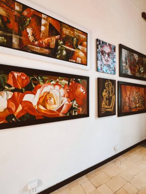 Medellin, Antioquia, Kolombiya. 8 Mart 2024: Ulusal saray alışveriş merkezindeki sanat odaları.