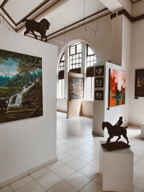 Medellin, Antioquia, Kolombiya. 8 Mart 2024: Ulusal saray alışveriş merkezindeki sanat odaları