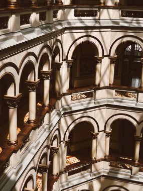 Medellin, Antioquia, Kolombiya. 8 Mart 2024: Palacio Nacional Alışveriş Merkezi ve onun güzel mimarisi.